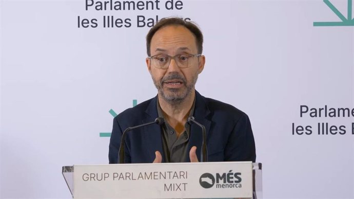 El portavoz de Més per Menorca en el Parlament, Josep Castells, en rueda de prensa.