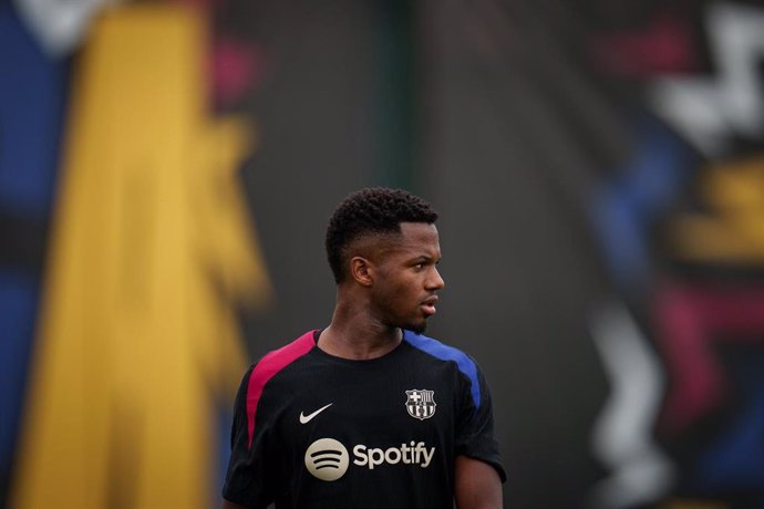 El jugador del FC Barcelona Ansu Fati en un entrenamiento previo al estreno en la Liga de Campeones 2024/25