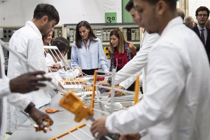 La Reina Letizia y la presidenta de Cantabria, María José Sáenz de Buruaga, durante el acto de apertura del Curso de FP en el IES Doctor José Zapatero Domínguez de Castro Urdiales