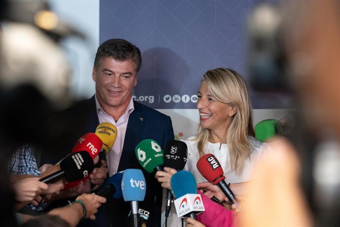 La vicepresidenta segunda y ministra de Trabajo y Economía Social, Yolanda Díaz, y el presidente de Pimec, Antonio Cañete, tras una reunión en la sede de Pimec en Barcelona (Catalunya), a 18 de septiembre de 2024