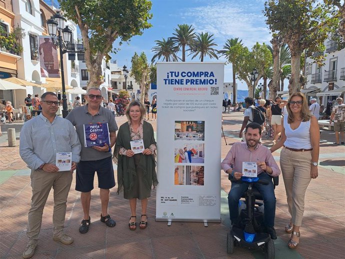 La delegada territorial de Empleo, Empresa y Trabajo Autónomo de la Junta en Málaga, Carmen Sánchez Sierra, acompañada por el delegado de Comercio del Ayuntamiento de Nerja, Antonio López, y por el presidente del CCA de Nerja, Antonio Villasclaras