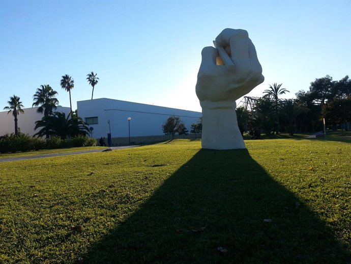 Archivo - Arxiu - Mà en el campus de la Universitat d'Alacant (UA)