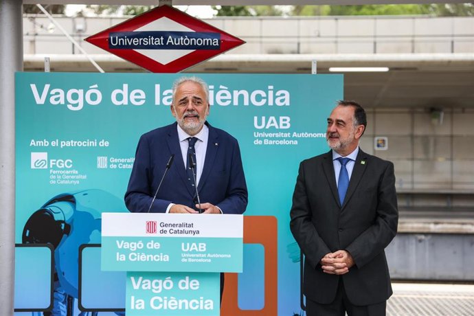 El rector de la UAB, Javier Lafuente, y el presidente de Ferrocarrils de la Generalitat de Catalunya (FGC), Toni Segarra, en la presentación del Vagó de la Ciència, a 18 de septiembre de 2024
