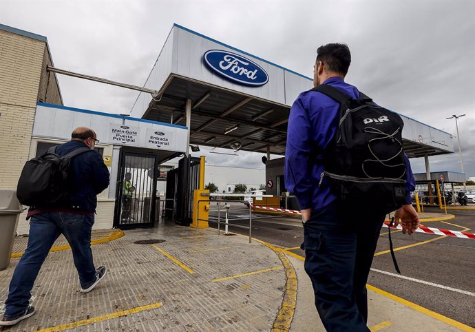 Archivo - Dos trabajadores en la fábrica de Ford