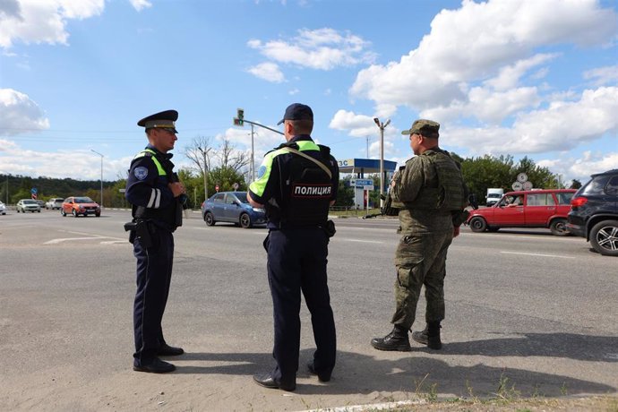 Archivo - Imagen de archivo de policías y militares en la región rusa Bélgorod, en la frontera con Ucrania