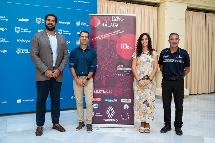 El concejal delegado de Deporte, Borja Vivas, junto al gerente del Club Deportivo Chiprunning Trail, Albert García, ha presentado este miércoles la prueba deportiva.