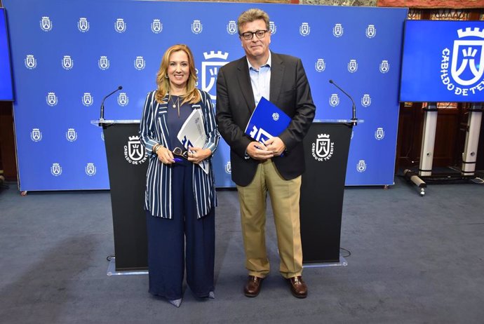 La presidenta del Cabildo de Tenerife, Rosa Dávila, y el consejero de Cultura, José Carlos Acha