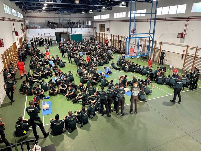 Formación en reanimación cardiopulmonar en la Alcademia de la Guardia Civil en Baeza.