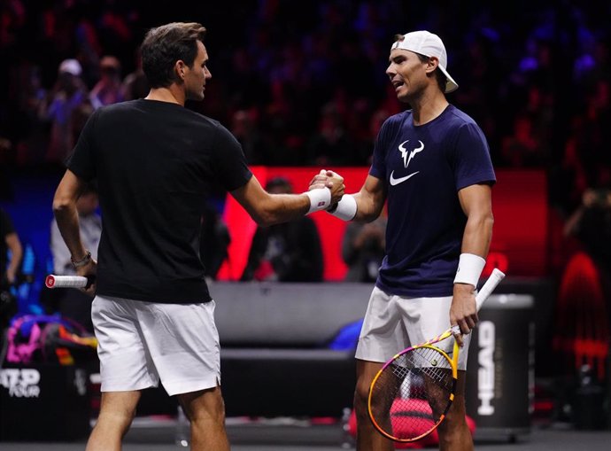 Archivo - Roger Federer saluda a Rafa Nadal antes de la Copa Laver de 2022