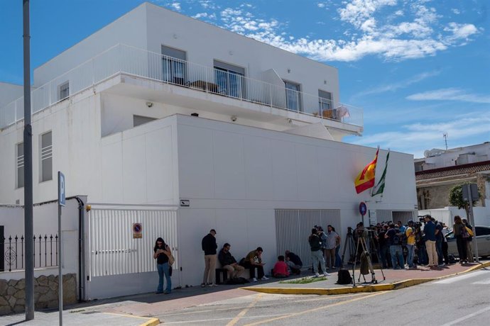 Archivo - Vista exterior de los juzgados de Barbate (Cádiz) durante las declaraciones de los detenidos durante el operativo en el que fallecieron dos guardias civiles tras ser arrollados por una narcolancha. ARCHIVO