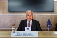 Reynders dice que el Plan por la Democracia va en la "dirección correcta" pero Bruselas esperará a que se concrete