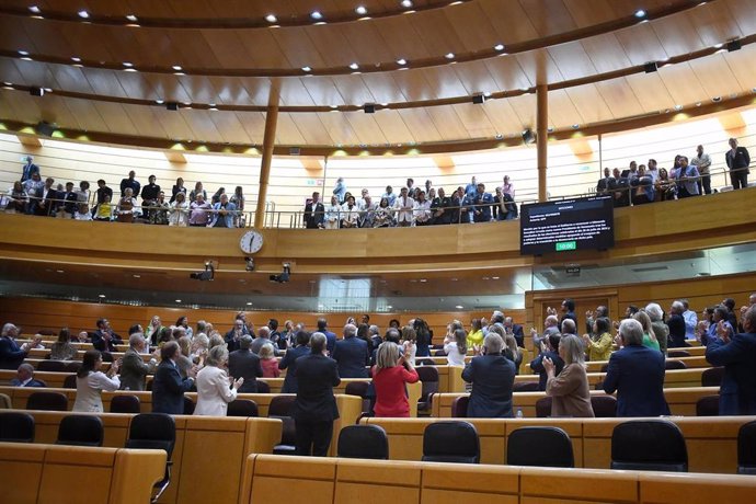 Varios senadores aplauden a la bancada de visitantes en el Senado donde se encuentran opositores venezolanos