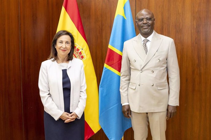 La ministra de Defensa, Margarita Robles, y su homólogo de República Democrática del Congo (RDC), Guy Kabombo