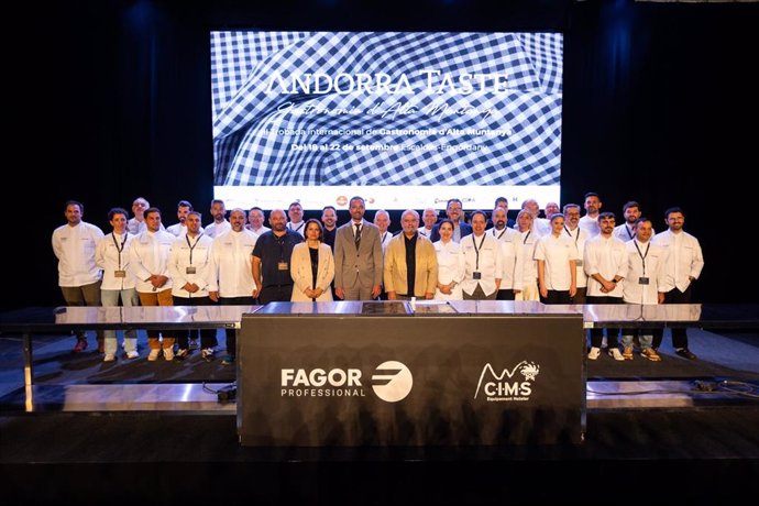 Foto de família con los cocineros participantes en las jornadas profesionales