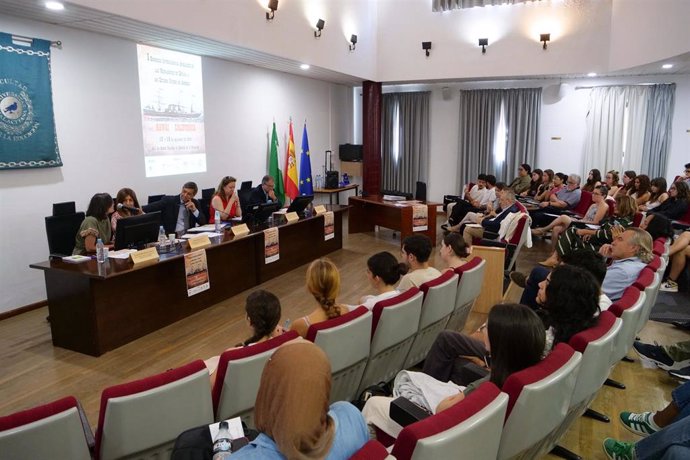 La Sala de Grados de la Facultad de Ciencias de la Educación de la Universidad de Málaga (UMA) celebra hasta este jueves 19 de septiembre el I Congreso Internacional Andaluces en las Migraciones de España a los Estados Unidos de América: Hawái-California