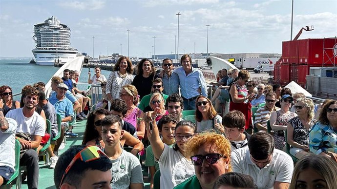 Carmen Sánchez con alumnos del Centro de Educación Especial Virgen del Pilar de Sanlúcar.