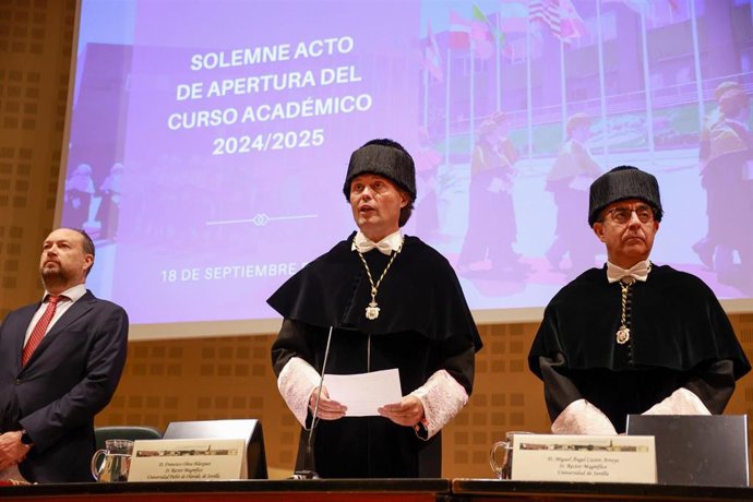 El rector de la Universidad Pablo de Olavide, Francisco Oliva, preside el acto de la apertura del Curso 2024/2025, a 18 de septiembre de 2024, en Sevilla, Andalucía (España). 