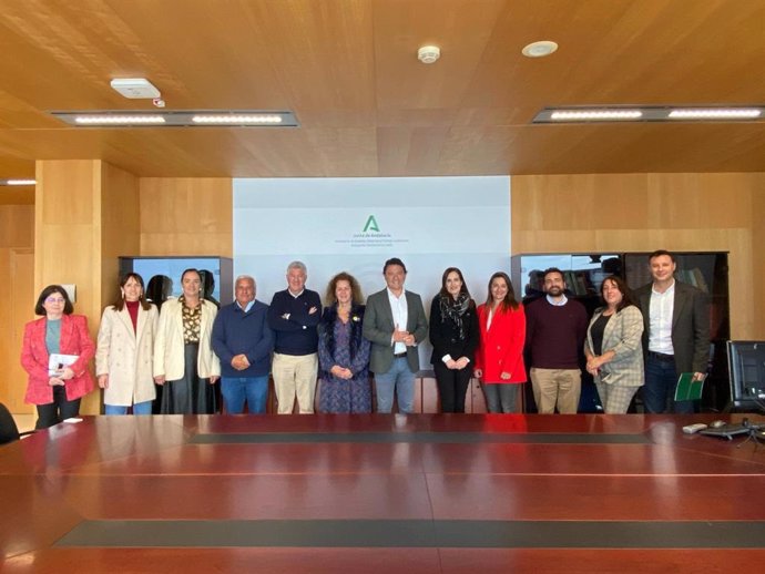 El delegado territorial de Empleo, Empresa y Trabajo Autónomo de la Junta de Andalucía en Cádiz, Daniel Sánchez Román, junto a representantes de los Centros Comerciales Abiertos de la provincia de Cádiz.