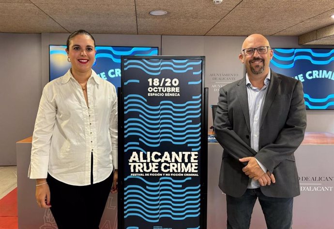 La concejala de Cultura de Alicante, Nayma Beldjilali, y el director del festival True Crime, Santiago Álvarez,