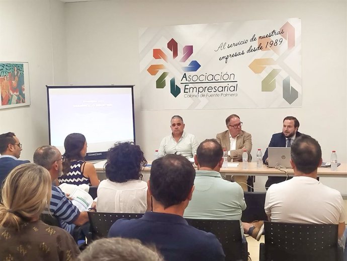 López (dcha.) inteviene, junto a Adame (centro) y Ruiz (izda.), en la presentacion en Fuente Palmera de los incentivos Trade