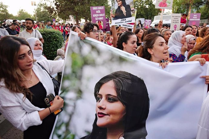 Concentración en Turquía en homenaje a Mahsa Amini.