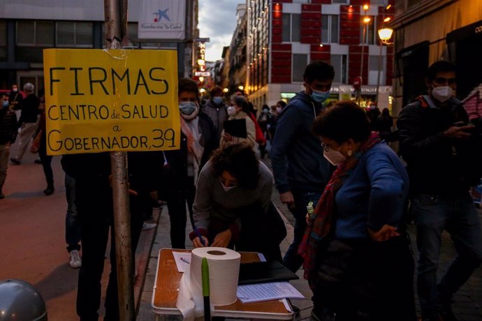 Archivo - Recogida de firmas al término del aplauso a los sanitarios del Centro de Salud Alameda convocado por las asociaciones de vecinos “La Corrala” y “Sol y Barrio de las Letras"