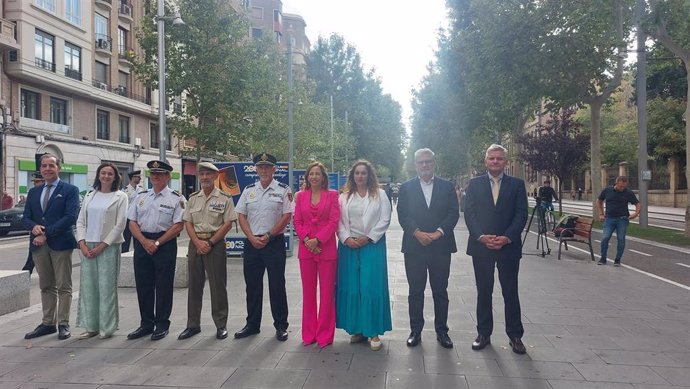 Foto de familia de la inauguración de la exposición sobre el bicentenario de la Policía Nacional en la Gran Vía de Zaragoza.