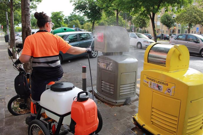 Archivo - Una operaria de Lipasam, en un triciclo eléctrico adaptado para desinfectar contenedores de recogida neumática, en foto de archivo.