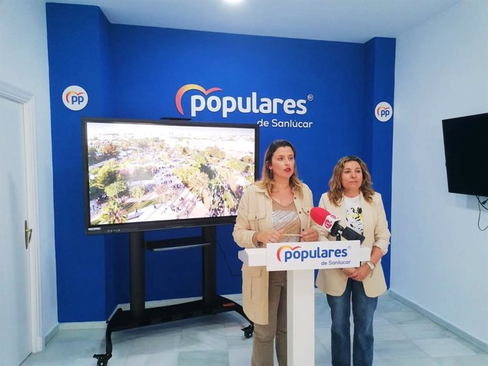 La presidenta del PP de Sanlúcar de Barrameda (Cádiz) y portavoz municipal, Carmen Pérez, en rueda de prensa.