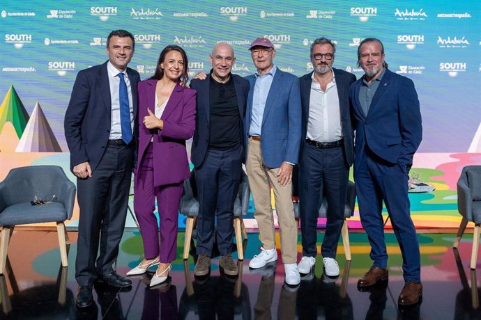 El alcalde de Cádiz y el viceconsjero de Turismo en la presentación de la programación del South International Series Festival 2024.