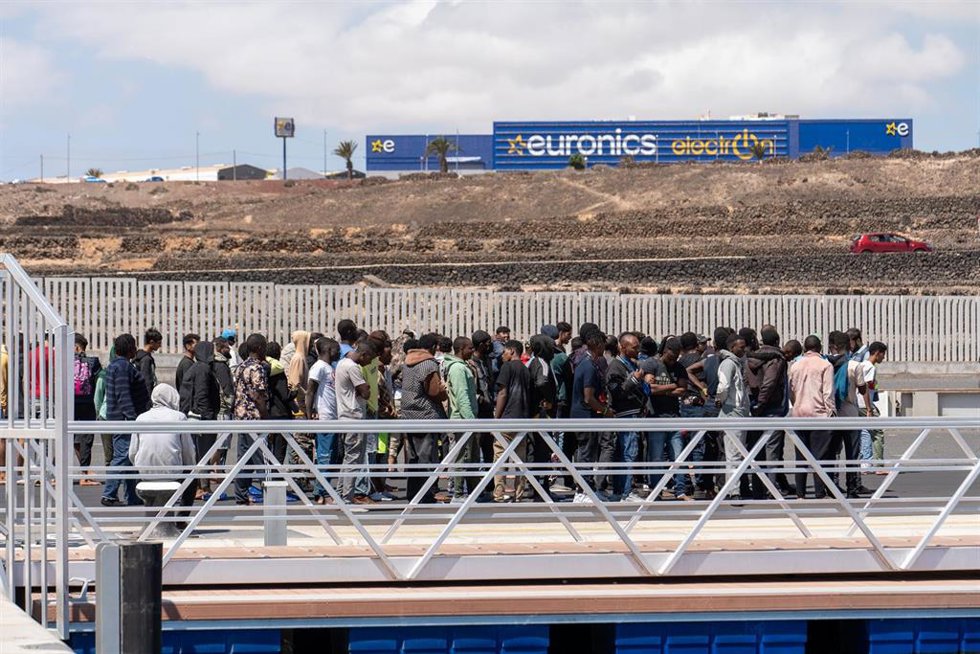 Varios migrantes en el muelle de Puerto Naos, a 18 de septiembre de 2024, en Arrecife, Lanzarote, Canarias (España).