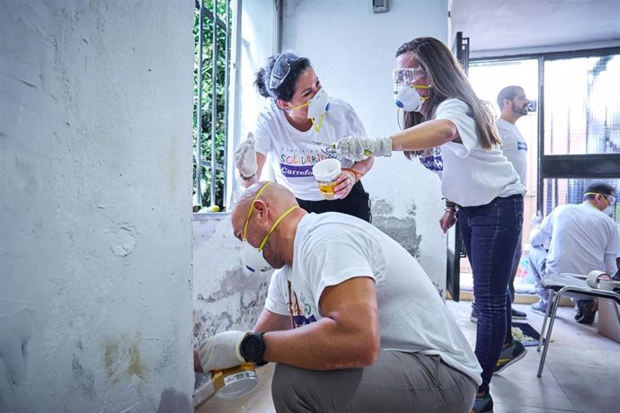 Archivo - Voluntarios de la Fundación Solidaridad Carrefour colaboran con una de las entidades sociales de la provincia.