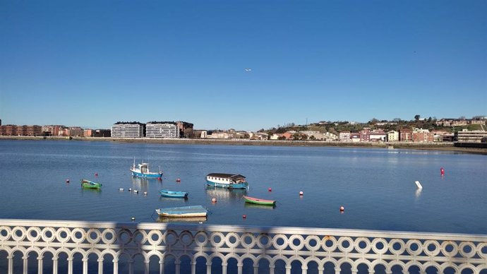 Archivo - Getxo en una jornada soleada visto desde Portugalete (Bizkaia)