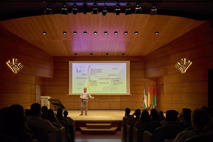 Conferencia de Eduardo Strauch en Caja Rural