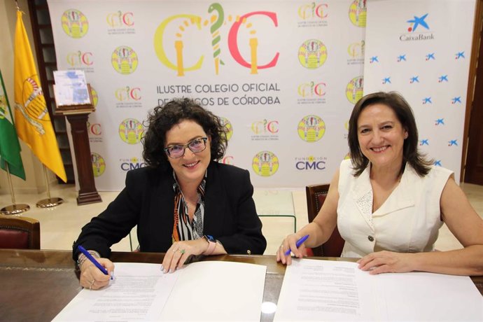 María José Torres y María del Carmen Arias, durante la firma del convenio.