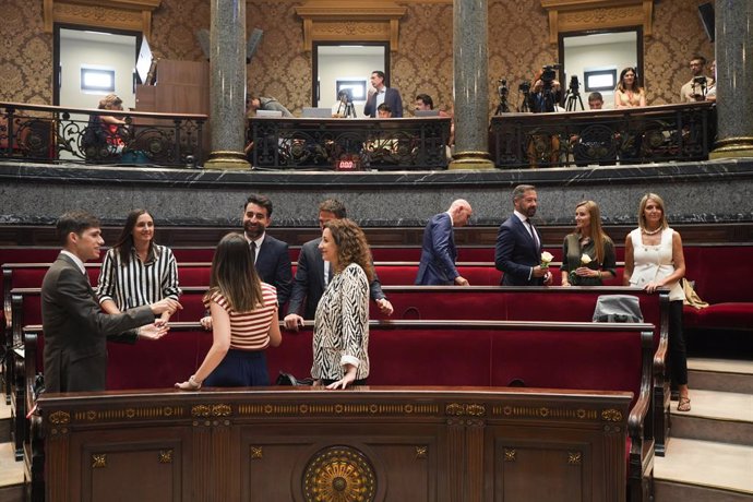 Imatge dels regidors del PSPV-PSOE a l'Ajuntament de València (e) i dels edils de Vox (d) durant el Debat sobre l'estat de la ciutat celebrat dilluns passat. 