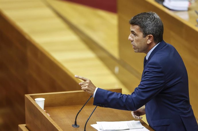 El presidente de la Generalitat Valenciana, Carlos Mazón, durante un debate de política general en Les Corts