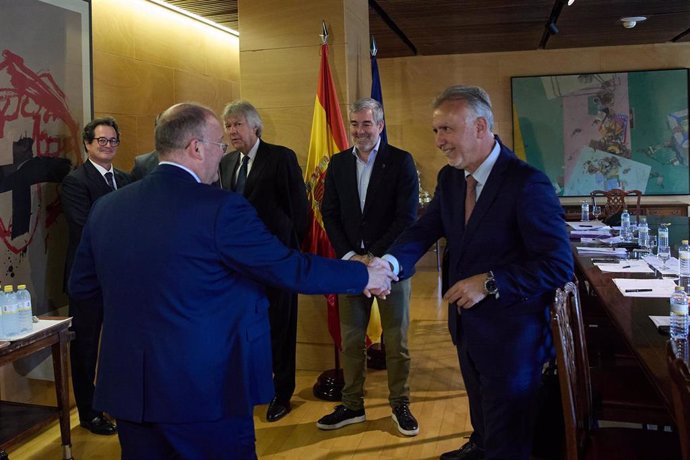 Archivo - El portavoz del PP en el Congreso, Miguel Tellado (2i), saluda al  ministro de Política Territorial y Memoria Democrática, Ángel Víctor Torres (1d), a su llegada a una reunión, en el Congreso de los Diputados, a 26 de junio de 2024, en Madrid (E