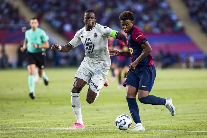 Archivo - Alejandro Balde of FC Barcelona competes for the ball during the Trofeo Joan Gamper, match played between FC Barcelona and AS Monaco at Estadio Olimpico de Montjuic on August 12, 2024 in Barcelona, Spain.