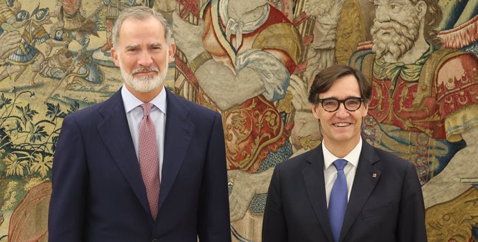 El Rey Felipe VI (i) y el presidente de la Generalitat de Cataluña, Salvador Illa Roca (d), durante un encuentro en el Palacio de La Zarzuela, a 18 de septiembre de 2024, en Madrid (España).