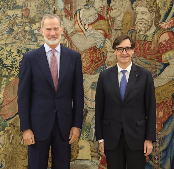 El Rey Felipe VI (i) y el presidente de la Generalitat de Cataluña, Salvador Illa Roca (d), durante un encuentro en el Palacio de La Zarzuela, a 18 de septiembre de 2024, en Madrid (España).