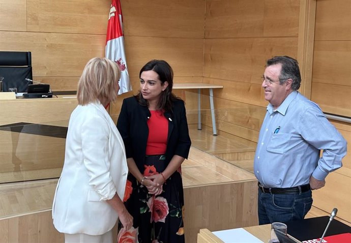 La consejera de Industria, Comercio y Empleo, Leticia García, conversa con los procuradores socialistas Alicia Palomo y José Ignacio Martín Benito.