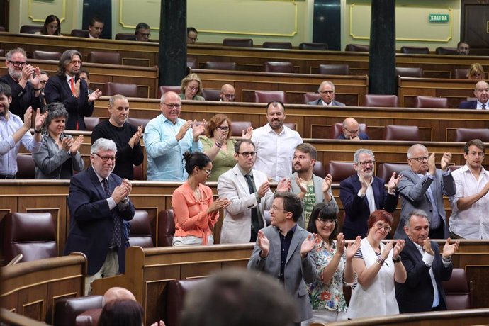 Archivo - Diputados de Sumar y Compromís aplauden durante una sesión plenaria en el Congreso de los Diputados, a 29 de mayo de 2024, en Madrid (España). 