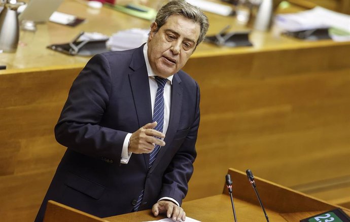 El portavoz de Vox, José María Llanos, durante el debate de política general en Les Corts Valencianes