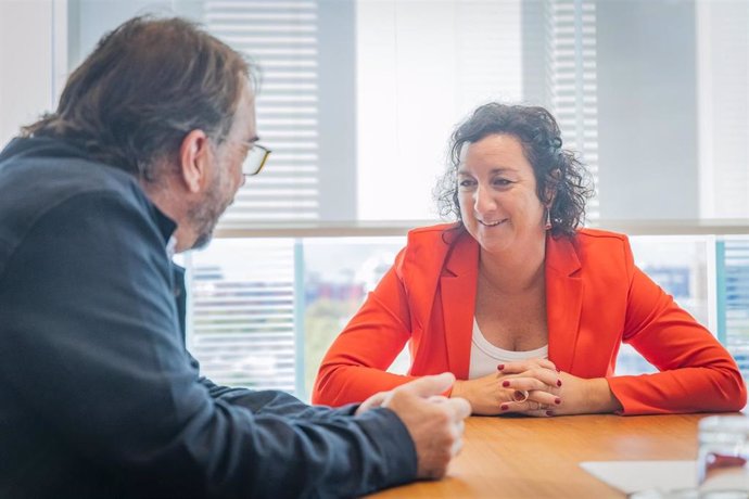 La consellera de Economía y Finanzas de la Generalitat, Alícia Romero, y el secretario general de UGT de Catalunya, Camil Ros