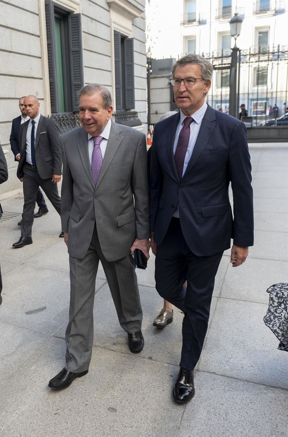 El opositor venezolano Edmundo González (i) y el presidente del PP, Alberto Núñez Feijóo (d), a su llegada a una reunión, en el Congreso de los Diputados, a 17 de septiembre de 2024, en Madrid (España). Durante la reunión, el líder del PP trasladará a E