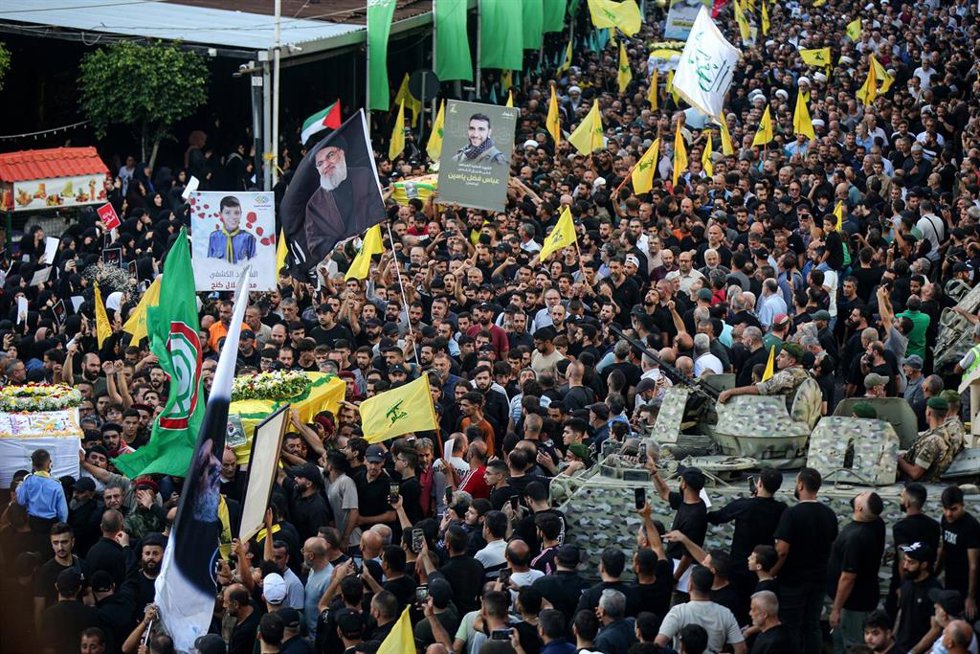 Partidarios de Hezbolá llevan el ataúd de una víctima que murió en la explosión de dispositivos buscapersonas durante una procesión en Beirut
