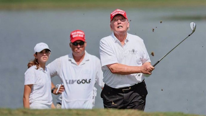 Imagen de archivo del expresidente de EEUU Donald Trump jugando al golf en Doral (Florida)