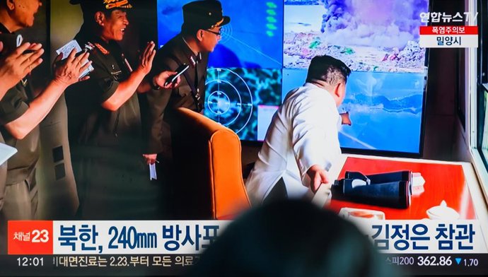 August 28, 2024, Seoul, South Korea: A 24-hour Yonhapnews TV broadcast at Yongsan Railway Station in Seoul showing a news broadcast with North Korean leader Kim Jong un (sitting) oversees a test-fire of a 240mm multiple rocket launch system (MRLS) being