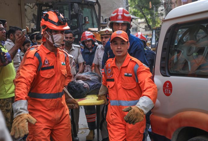 Archivo - Imagen de archivo de servicios de emergencia de India tras el derrumbe de un edificio